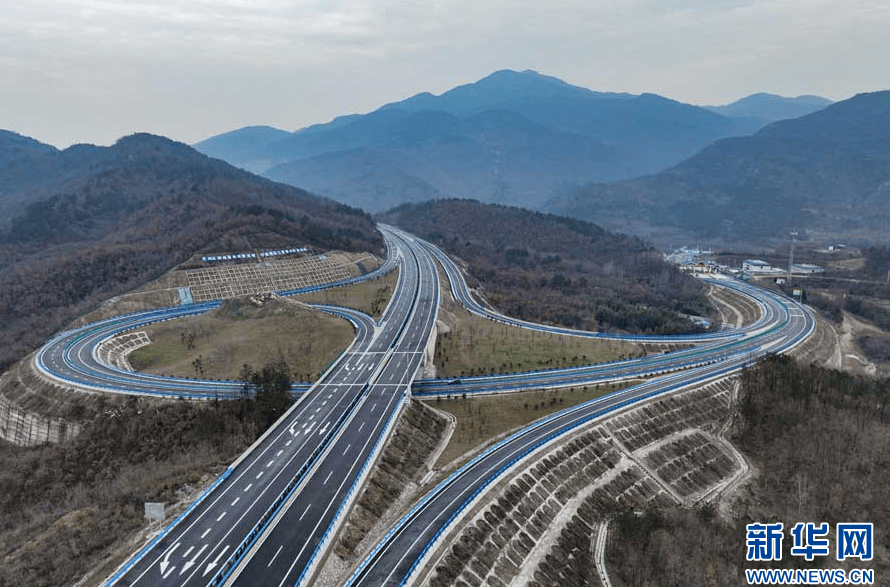 手机报·早报丨一年闭店近9万家，网红面包卖不动了；广东鹤山市通报“小汽车坠河事件”详情