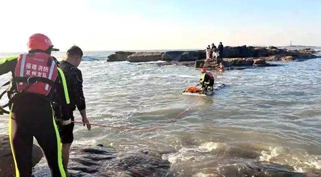 福建泉州洛伽寺“网红礁”又有游客因涨潮被困，去年至今至少30人曾遇险，救援队：每月都有一两起被困事件