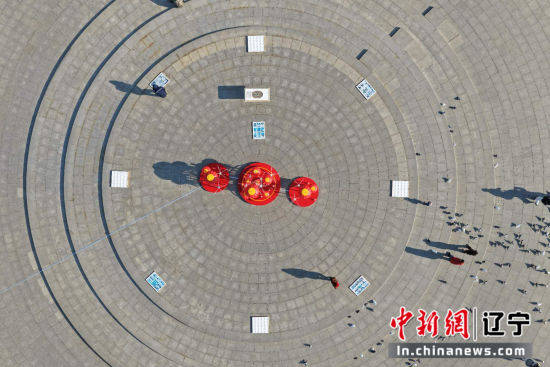 大连原创行为艺术《吃瓜》再出新篇 公益性拍卖《吃瓜》支持足球事业